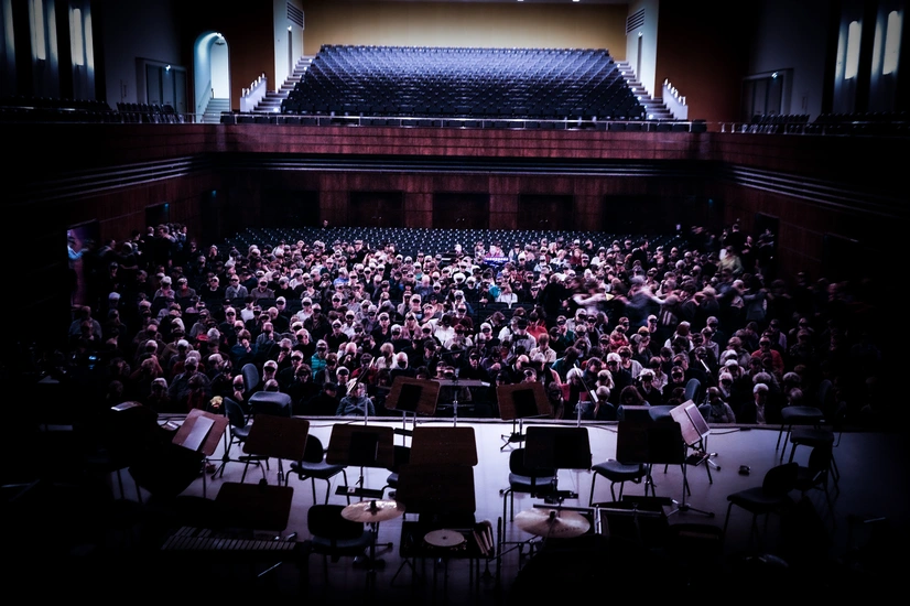 Dekoratives Bild für das Dark-Room-Konzert mit dem Orchester im Treppenhaus