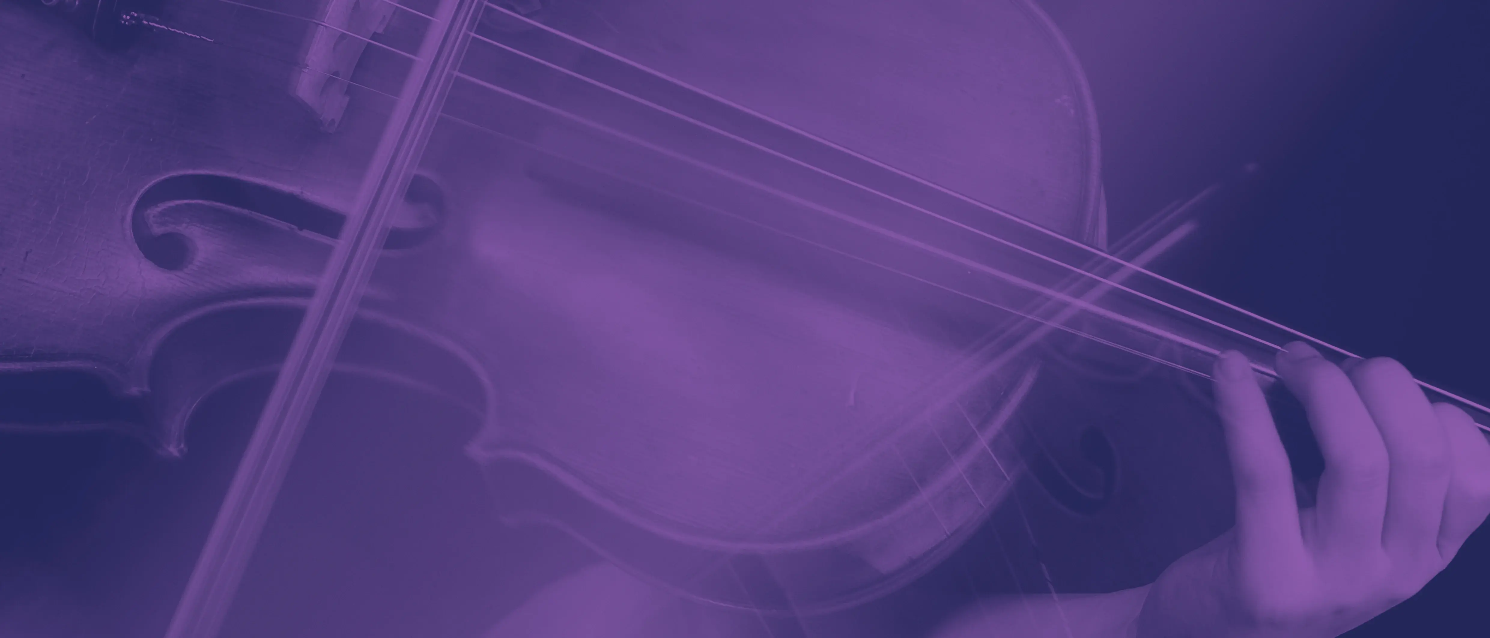 Nahaufnahme von einer Violine, die gespielt wird. Das Bild ist mit einem Lila-dunkelvioletten Duoton-Filter eingefärbt.