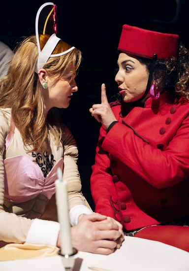 Dekoratives Szenenfoto aus Hotel der Helden.