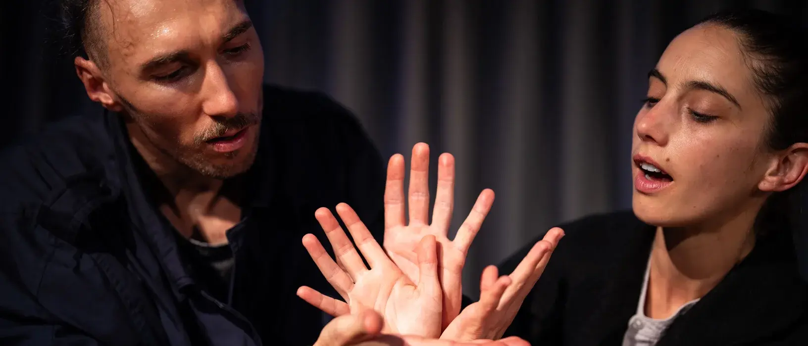 Dekoratives Szenenfoto der Inszenierung Momo. Eine Geschichte der Zeit.