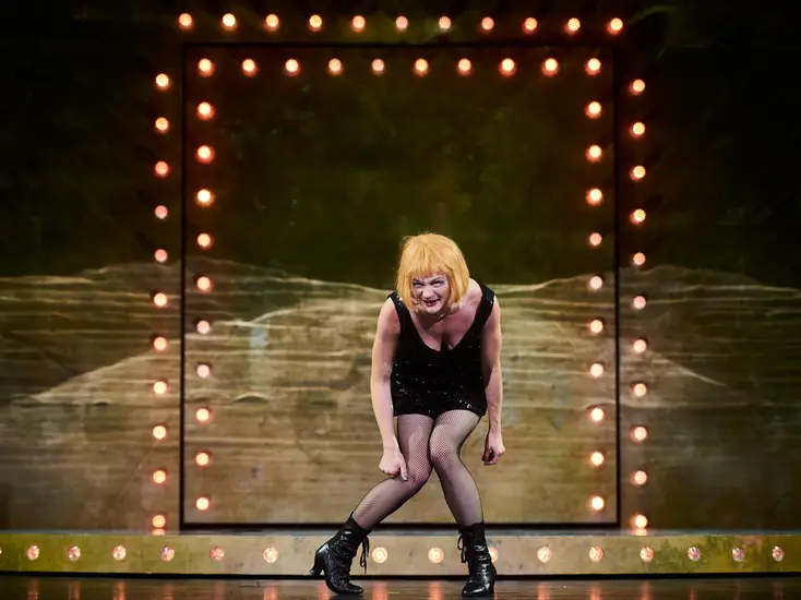 Dekoratives Szenenfoto aus Cabaret.
