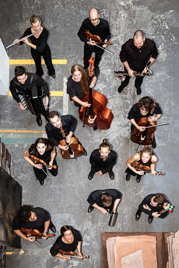 Dekoratives Bild für das Dark-Room-Konzert mit dem Orchester im Treppenhaus