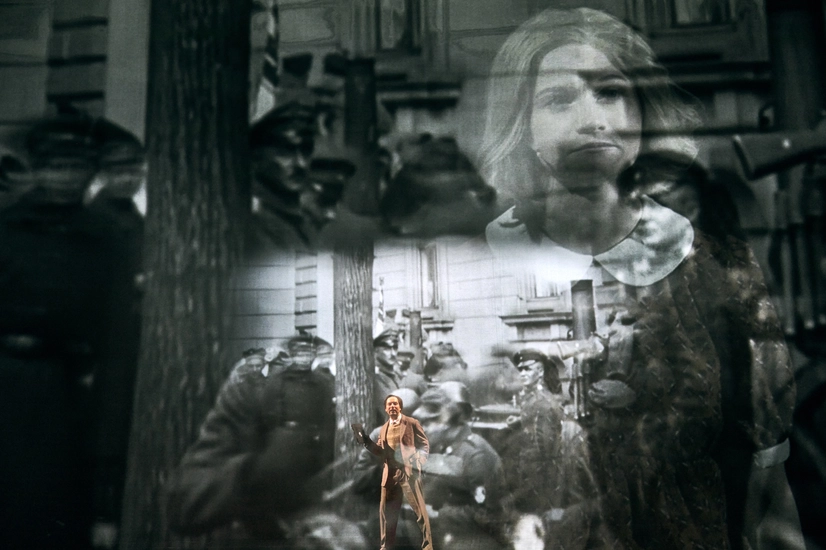 Dekoratives Szenenfoto aus Kleiner Mann, was nun.