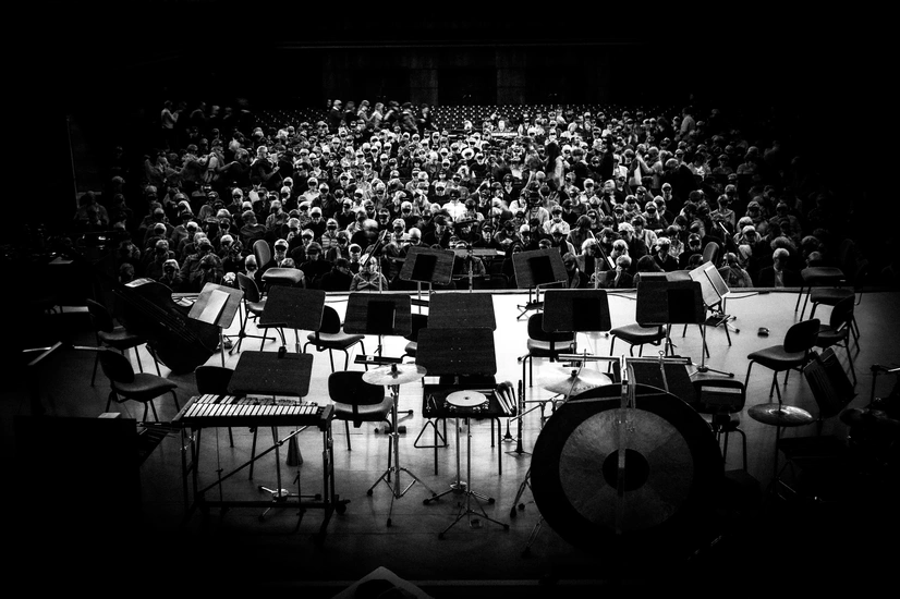 Dekoratives Bild für das Dark-Room-Konzert mit dem Orchester im Treppenhaus