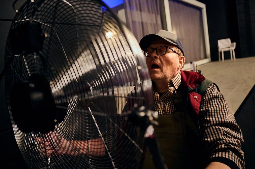 Dekoratives Szenenfoto aus Schleuderdrama.