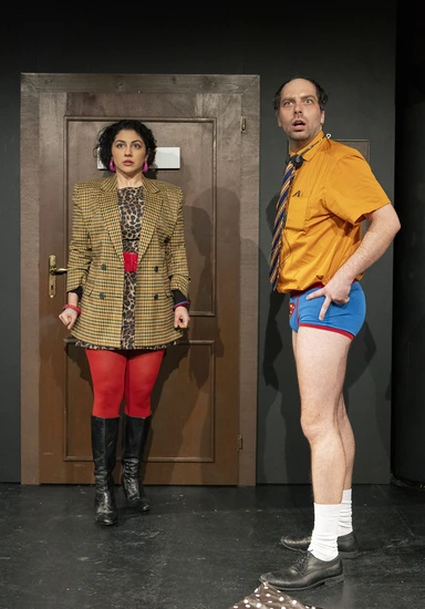 Dekoratives Szenenfoto aus Hotel der Helden.