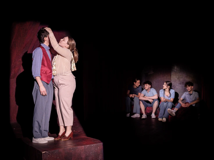 Dekoratives Szenenfoto unserer Jugendclub Produktion 2025/26.