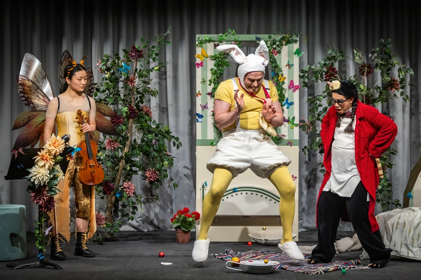 Dekoratives Szenenfoto aus Vom kleinen Maulwurf, der wissen wollte, wer ihm auf den Kopf gemacht hat.