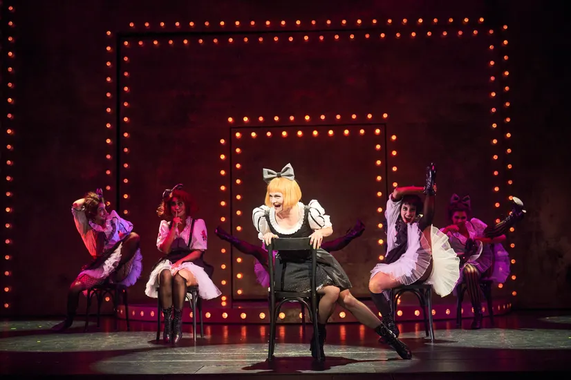 Dekoratives Szenenfoto aus Cabaret.